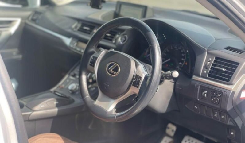 
								LEXUS CT200h Version C 2011 full									
